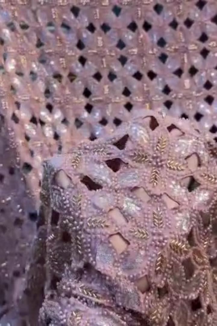 بلش کٹ ورک، سنہری پتیوں کے ساتھ